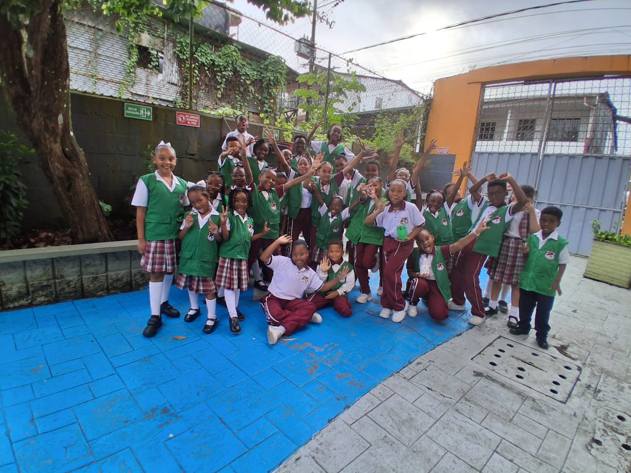 Estudiantes sembrando semillas