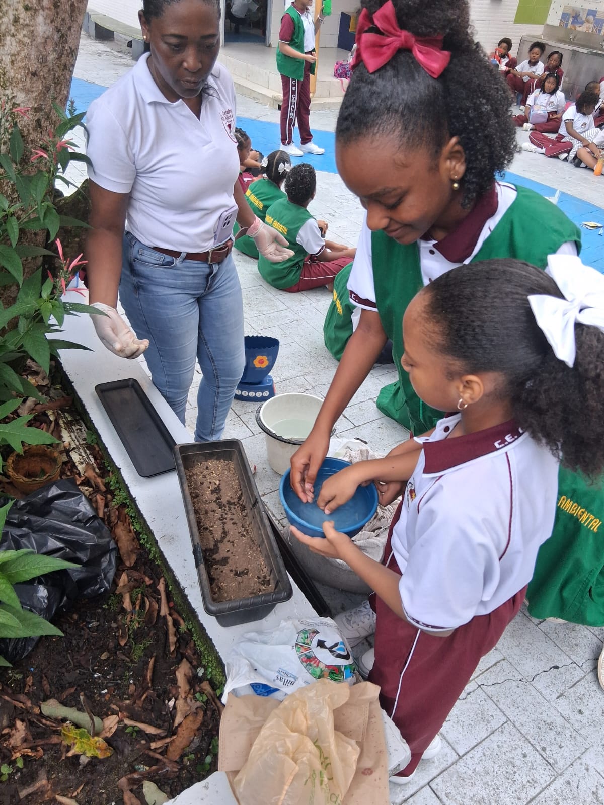 Padres colaborando en la actividad