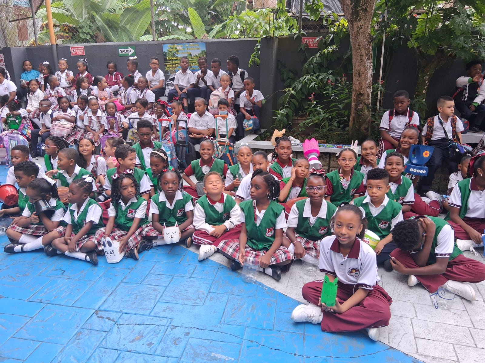 Niños sembrando en la huerta